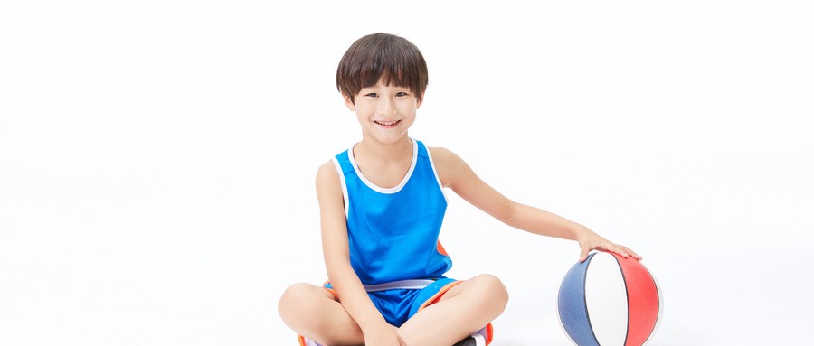 篮球教练如何为不同年龄段的球员制定战术训练方案?_1