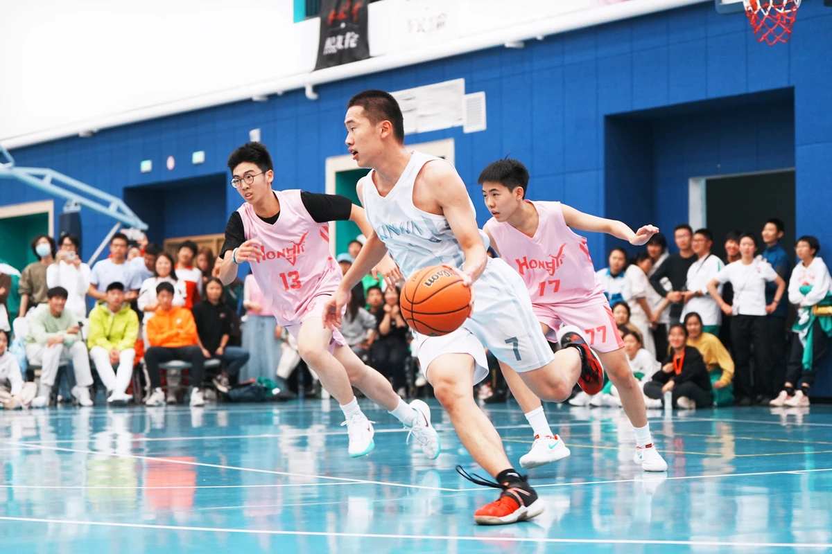 篮球教练如何为不同年龄段的球员制定战术训练方案?_0
